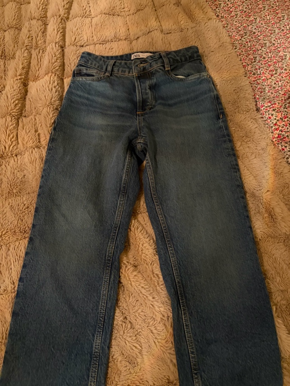 Zara Women Jeans in Blue Wash
New without tag!